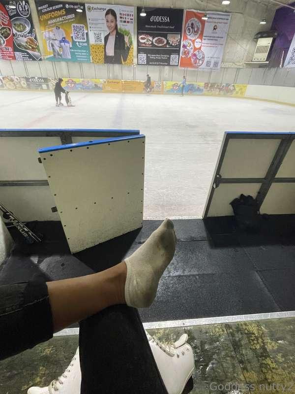 After ice skates,My feet are wet and smelly.🥴