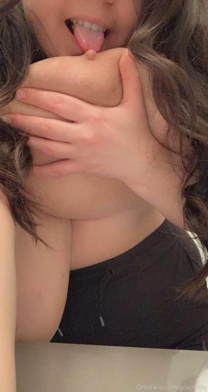 i’ve said it again and again but i loooove nipple play so mu..