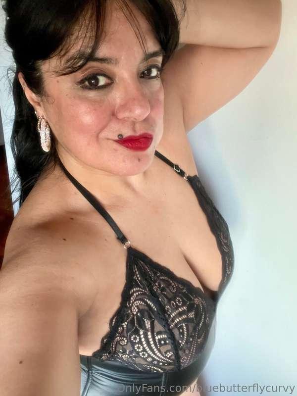 Only a privileged submissive can sniff my armpits and sink h..