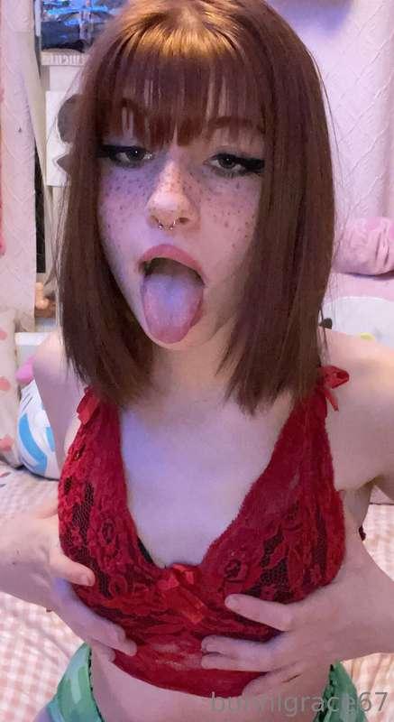Red is the real sexxy baby, I want you all over me 🥵 Where a..