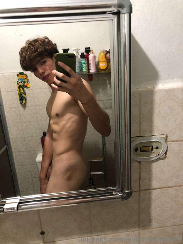 If there’s one thing I love, it’s taking naked mirror pics h..