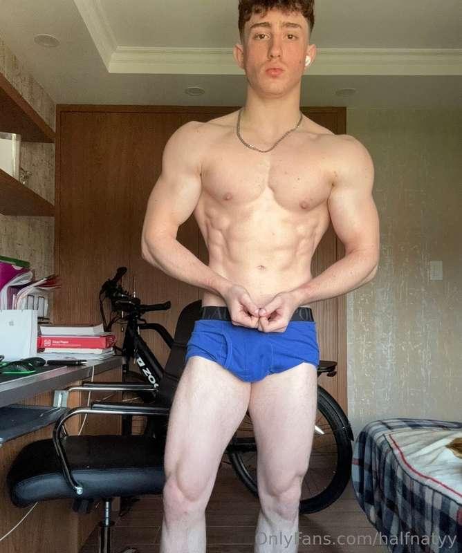 Flex my muscles or flex my cock? 😈🍌