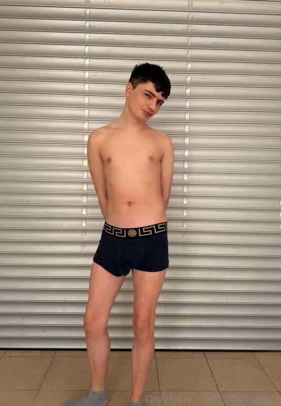 Just your favourite twink enjoying the heat 🔥