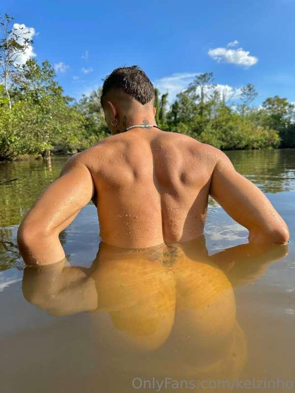 I love swimming naked 🥵