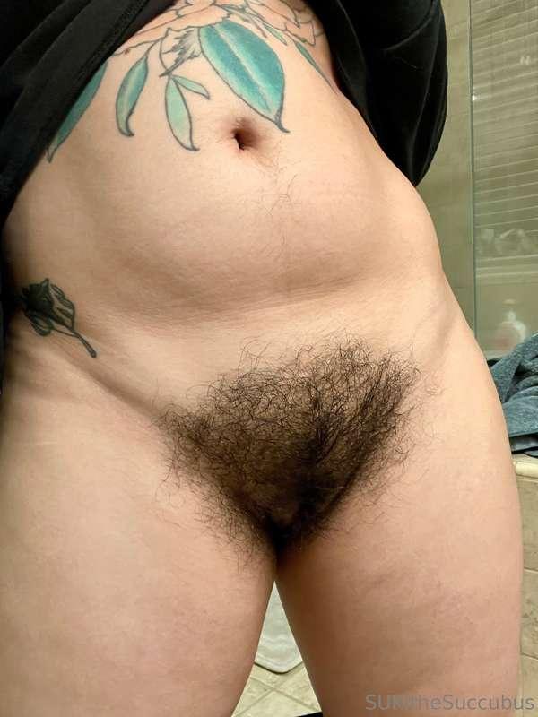 Get on your knees and worship this hairy bush!