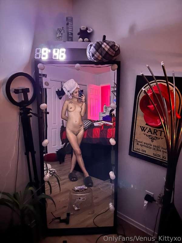 I cum out the shower looking like this, what are ya doing ne..