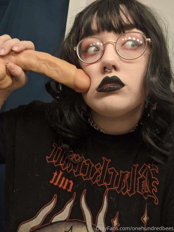 Goth girlfriend sucks and gägs on a cock, ruining her lipsti..