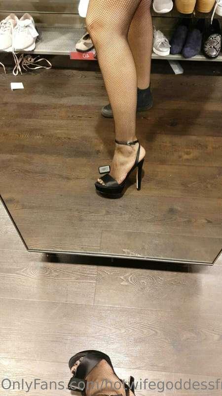 "HEEL ..BOYS!" lol 😈💋🤣
 uhhh always gets me excited when I s..