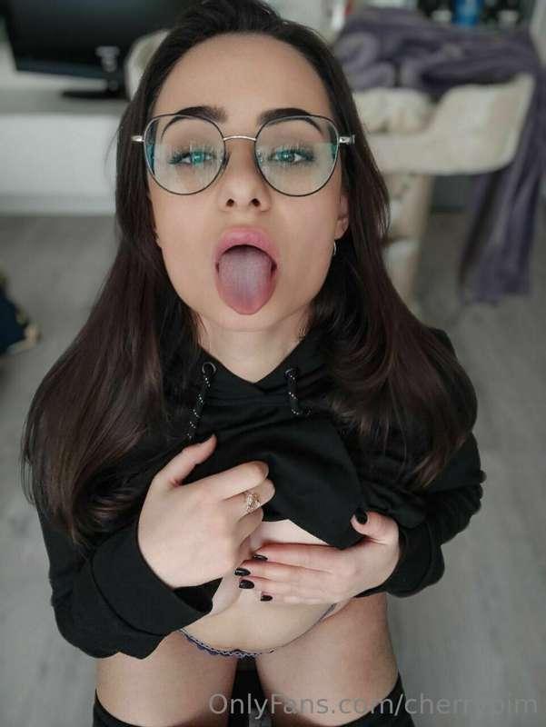 would you like to see how slutty I can be for you? 😈😈