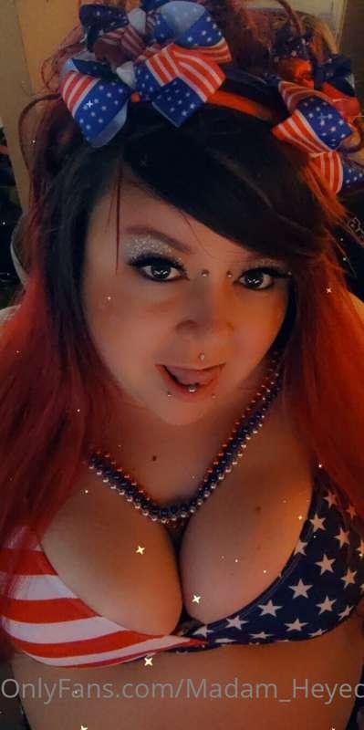 LIVE ON TWITCH!! More 4th of July shenanigans 💋♥️ https://tw..