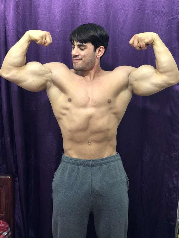 who want to lick my big arms!