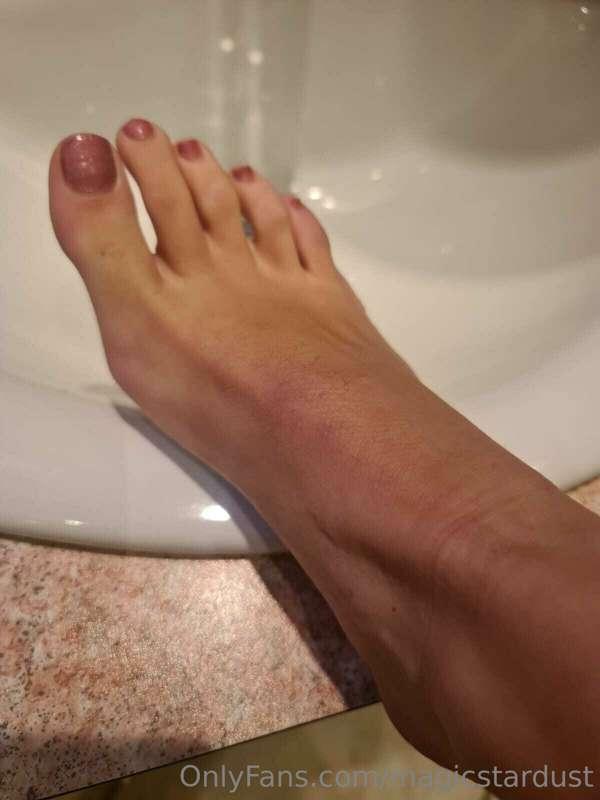 Any feet lovers in my fans? My feet are so pretty, message m..