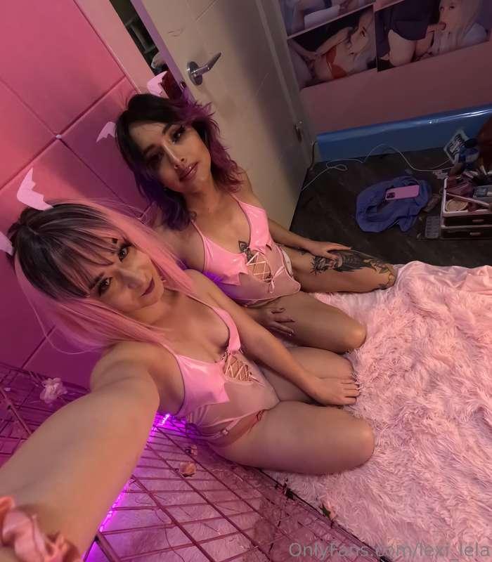 Just a couple succubi hangin out in the princess room <3