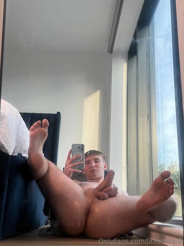 Who wants to help clean the cum off my mirror 😉 