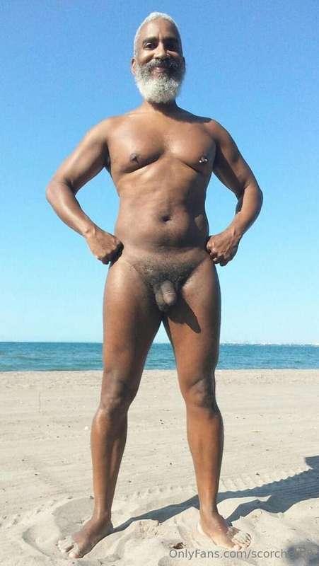 Sweet Sunday!#beard #musculardaddy #gay #feet #gaycruising #..