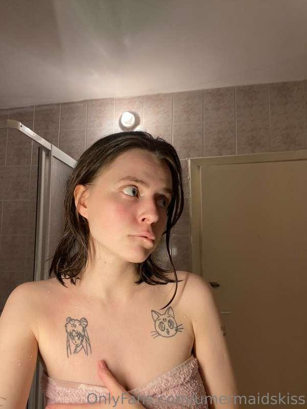 Oh, don't look at me! I just got out of the shower! 😓😤