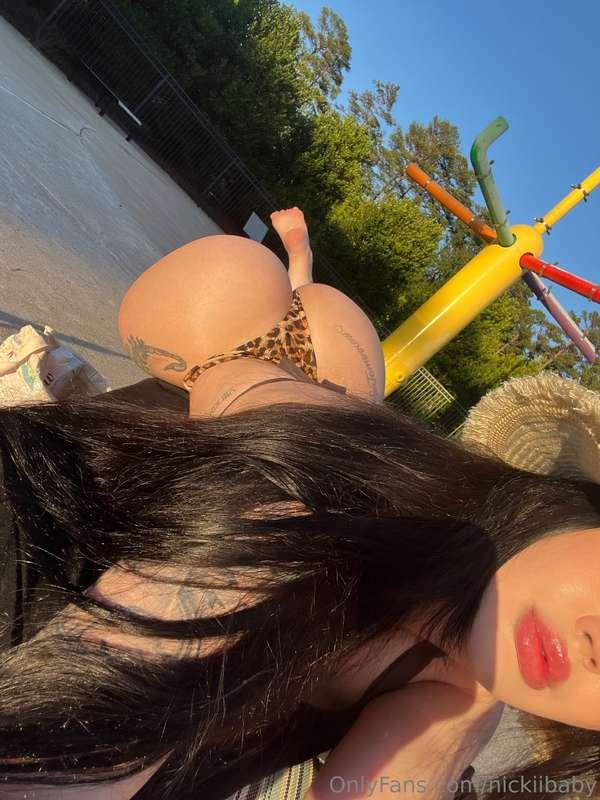 Juicy lips and a juicy ass 🍑 👄