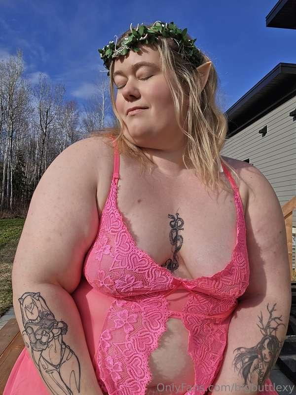 Come enjoy the sun on @lexy_lissa with me 🤭