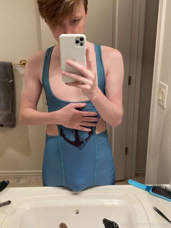 2 cumshots from two angles and a bunch of pics in a singlet...