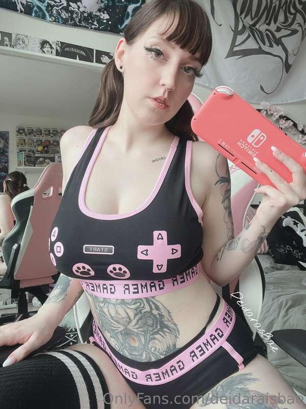 Would you take care of me while I play videogames ? 💕🤭