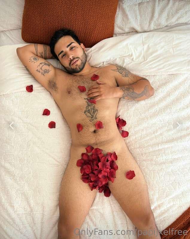 What would you do if you saw on bed like this? 😜