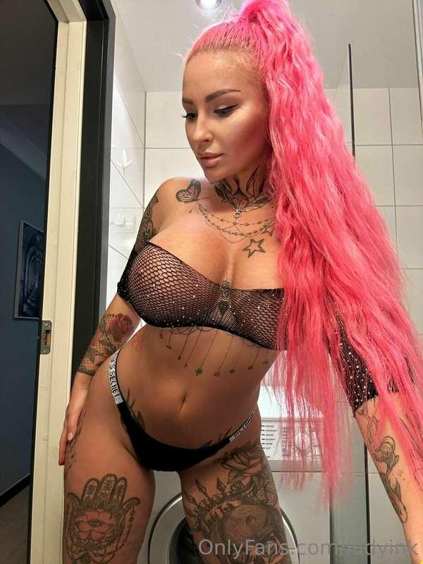 Don't be shy, come closer and say hi! 👋❤️‍🔥