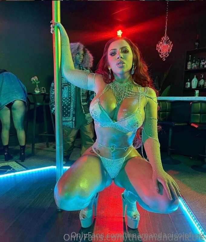 ### DM me a 👠
to see me strip 👀 🥵