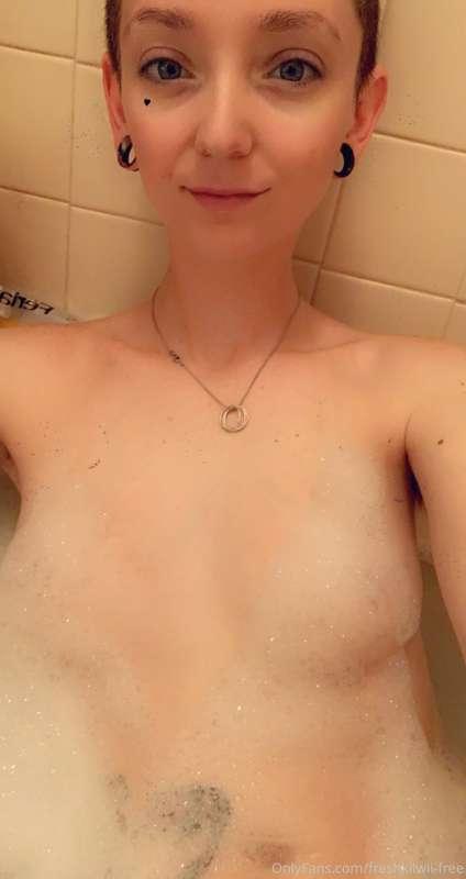 Like this? Subscribe to my paid page to see the full set 💦 l..