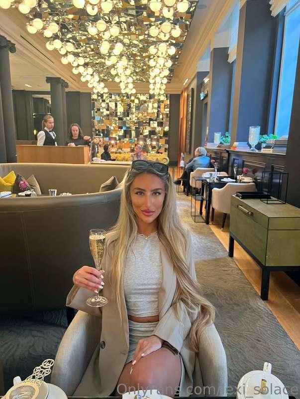 High tea at the Rosewood London, cheers 🥂
