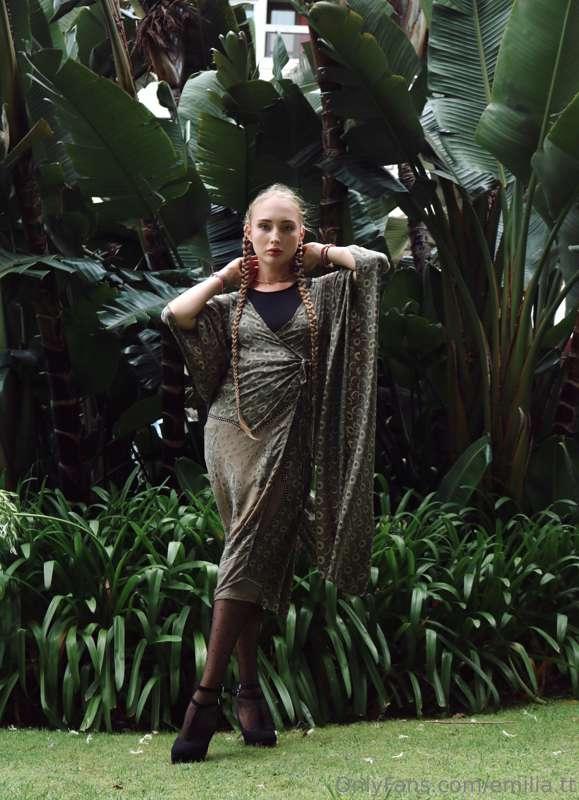 Love this photo, such an enchanting green background...would..