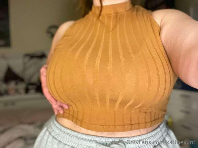 Who wants to see my tits 👅💦