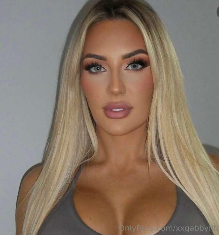 Paint my pretty face in your cum 😏 💦 