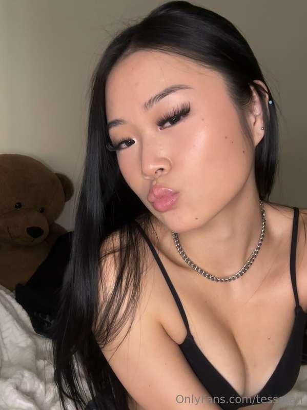 Soft lips. Dirty mind...Want a taste?🫦💋