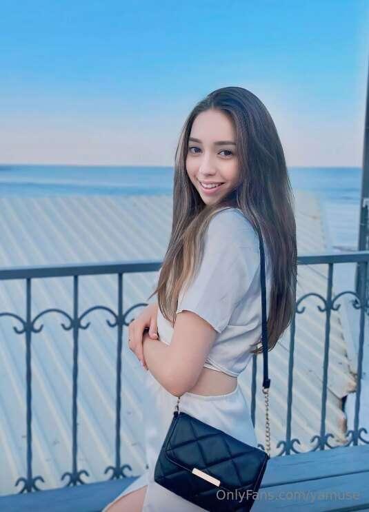 ## Free sub ❤️‍🔥 @miaang this busty horny girl loves jerking..