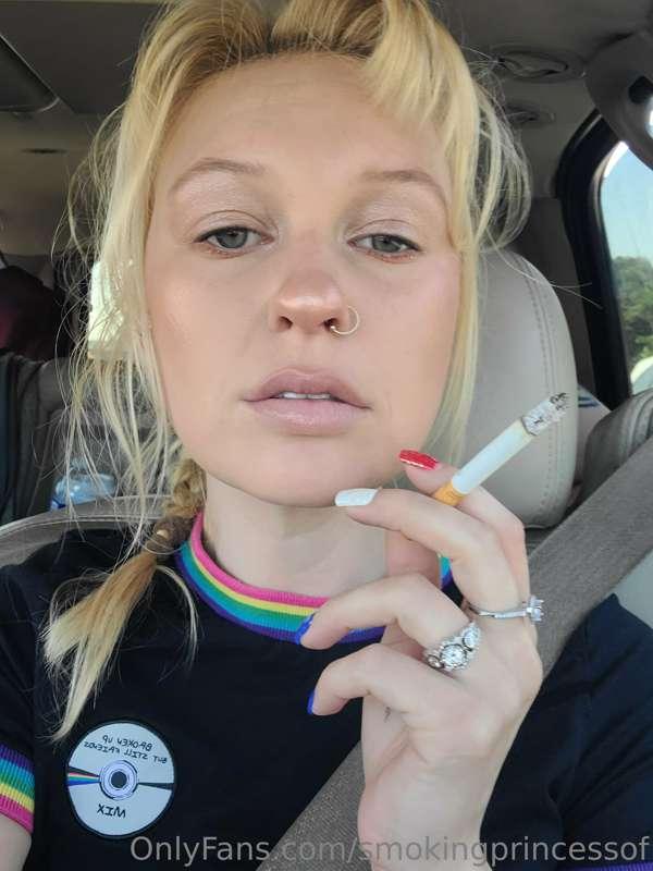 Watch me smoke daddy.....❣️
.
#favblondesmoker #dangle #smok..