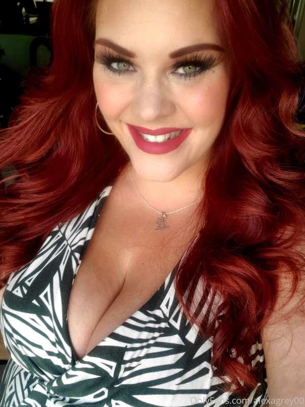 Cute smile & great cleavage 😍 Message me if you want to see ..