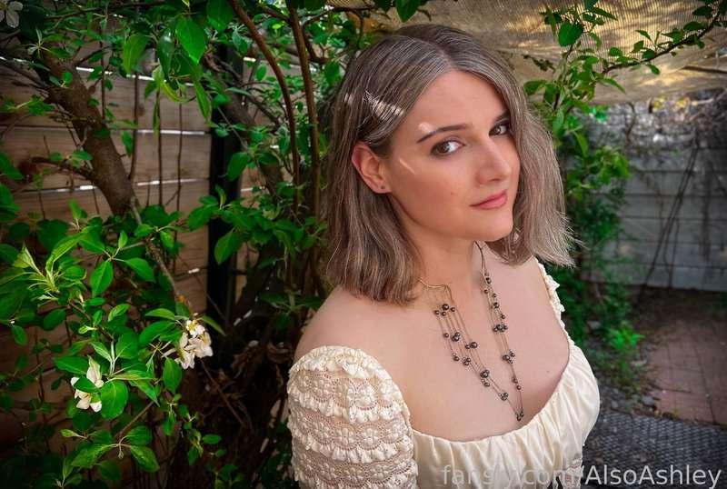 Little Trim ✂️ Still growing it out but working to keep it stylish for you all as she grows! Been so fun having my natural hair for sets... can't even imagine how I survived so long without lol....

#trans #tgirl #trap #femboy #feminization #pinup #lingerie #sissy #ass #thicc #mtf #honeybirdette #girlnextdoor #cosplay #video #update