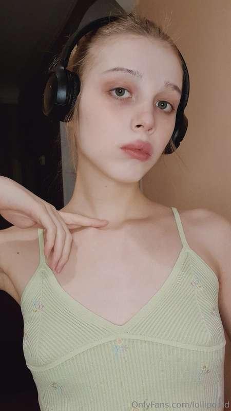 I can't live without music🎧🎵