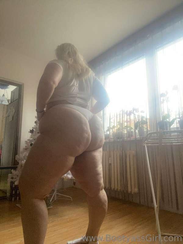🎄🍑Who wants to get a big ass for Christmas?🍑🎄