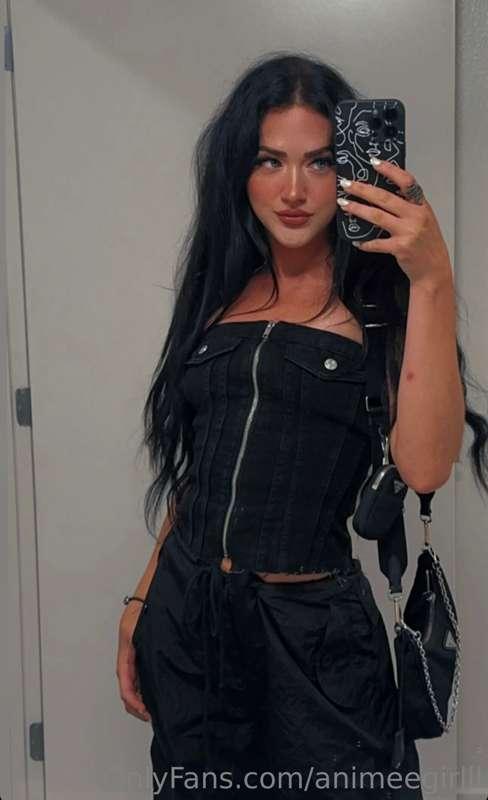 been obsessed with wearing black lately 🖤