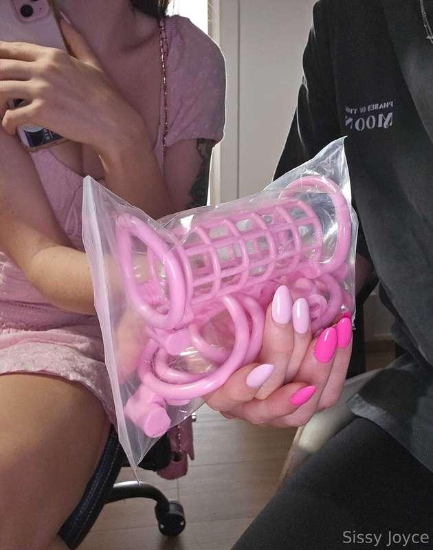 Hmmm, somebody send us this...Should we.... put it on?? 🤭🤭🤭🤭..