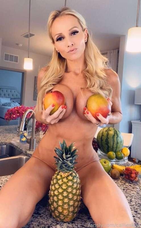 🎥: 🍨🧁 Dessert Cum Show 🍨🧁

Watch me play with food and then my pussy. Sucking, solo fucking, and cumming included! 💦 🎂🧁