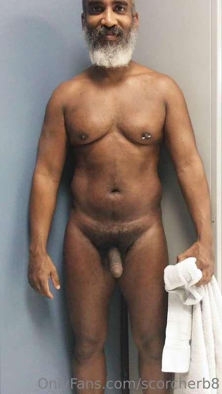 Tummy & Towel Tuesday!  #beard #musculardaddy #gay #feet #ga..
