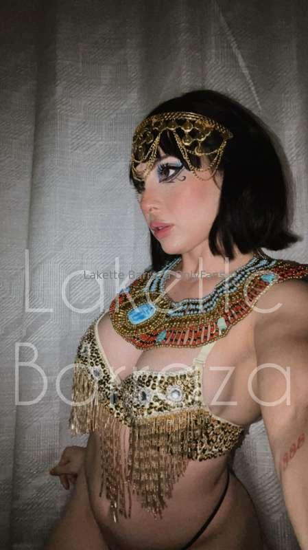 🤭👅 soy la reencarnación de Cleopatra… muy inteligente, astut..