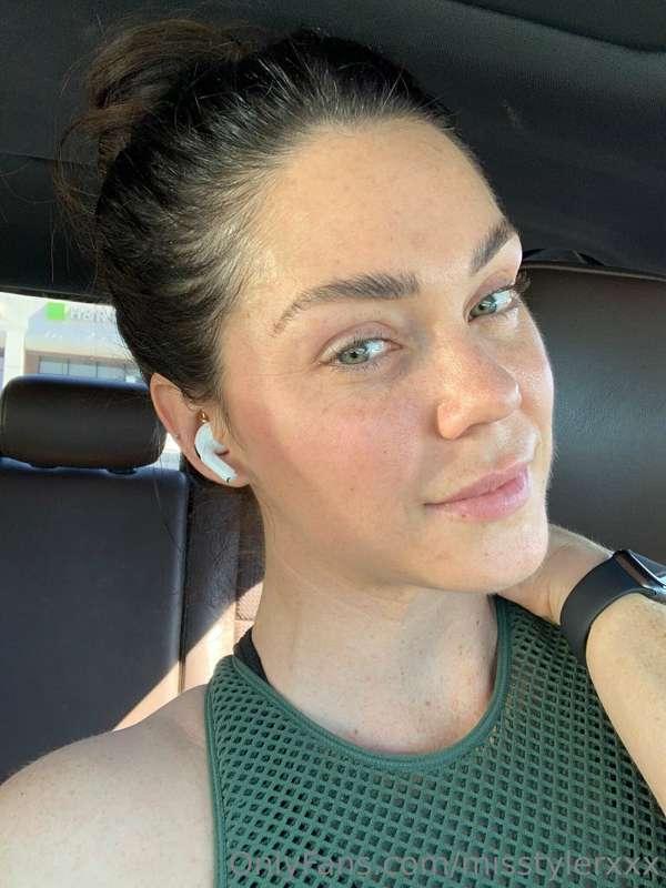 Off to the gym bright and early today. 
Happy Monday honey b..