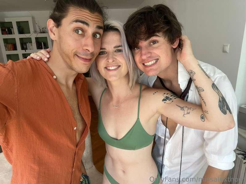 Just logged on. Come say hey 🧚‍♀️ 

https://chaturbate.com/i..