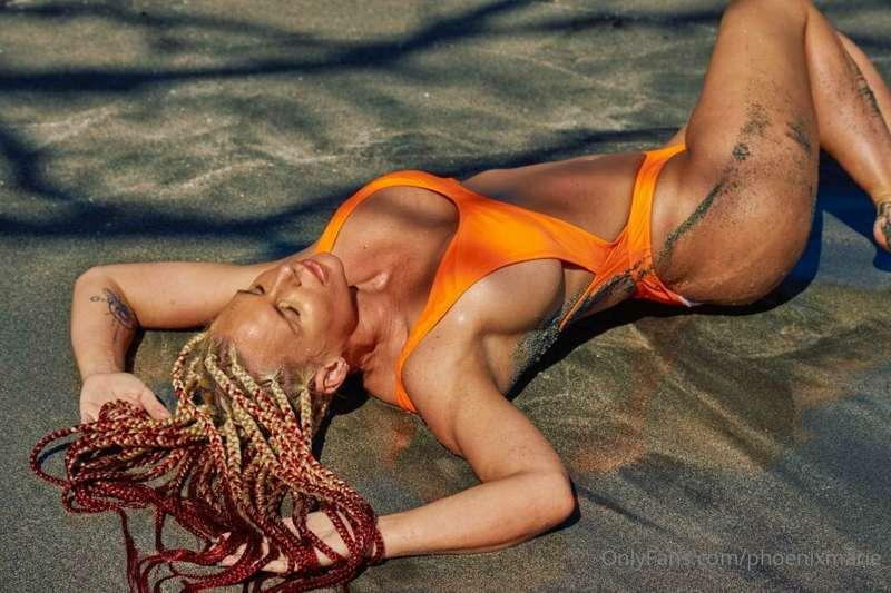 Sexy Hawaii photos are ready for you now! 🌴 how bad do you w..