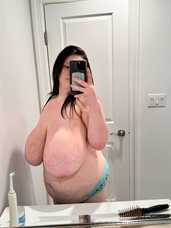 A little tummy and side titty to help you with the Sunday sc..
