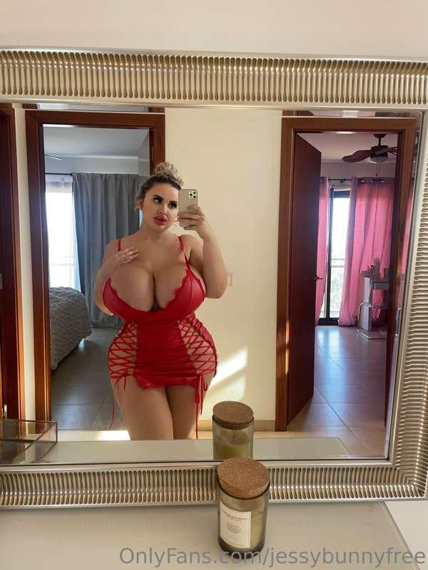 I love how this Outfits makes my Curves even crazier 💖💖 I lo..