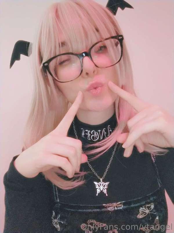 SFW selfies from twitter! You get a kiss because you've been..
